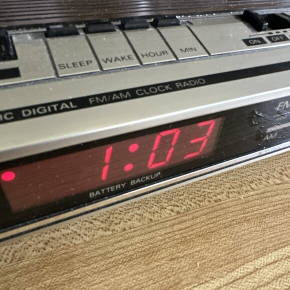 Vintage General Electric AM/FM Alarm Clock/Radio Model 7-4634B Woodgrain Tested - Picture 2 of 11